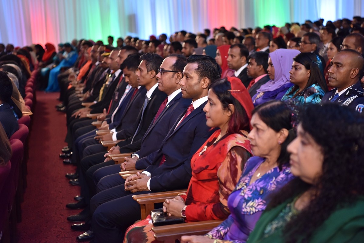 ނޮވެމްބަރު 11، 2017: ޖުމްހޫރީ ދުވަސް ފާހަގަ ކުރުމަށް ދަރުބާރުގެގައި ބޭއްވި ހަފްލާގެ ތެރެއިން،މި އަހަރުގެ ޝަރަފުވެރިކަމުގެ ގައުމީ އިނާމު ދެ ބޭފުޅަކަށް އަދި ހިތްވަރު ދިނުމުގެ ގައުމީ އިނާމު 24 ބޭފުޅަކަށް ވަނީ ލިބިފައި