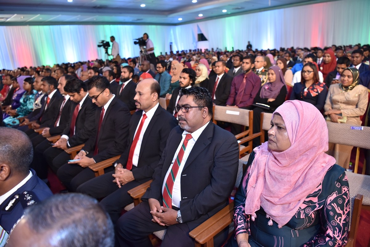 ނޮވެމްބަރު 11، 2017: ޖުމްހޫރީ ދުވަސް ފާހަގަ ކުރުމަށް ދަރުބާރުގެގައި ބޭއްވި ހަފްލާގެ ތެރެއިން،މި އަހަރުގެ ޝަރަފުވެރިކަމުގެ ގައުމީ އިނާމު ދެ ބޭފުޅަކަށް އަދި ހިތްވަރު ދިނުމުގެ ގައުމީ އިނާމު 24 ބޭފުޅަކަށް ވަނީ ލިބިފައި