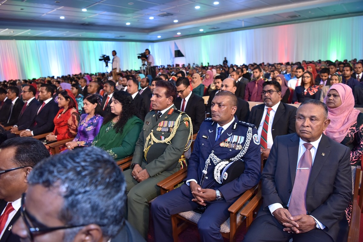 ނޮވެމްބަރު 11، 2017: ޖުމްހޫރީ ދުވަސް ފާހަގަ ކުރުމަށް ދަރުބާރުގެގައި ބޭއްވި ހަފްލާގެ ތެރެއިން،މި އަހަރުގެ ޝަރަފުވެރިކަމުގެ ގައުމީ އިނާމު ދެ ބޭފުޅަކަށް އަދި ހިތްވަރު ދިނުމުގެ ގައުމީ އިނާމު 24 ބޭފުޅަކަށް ވަނީ ލިބިފައި