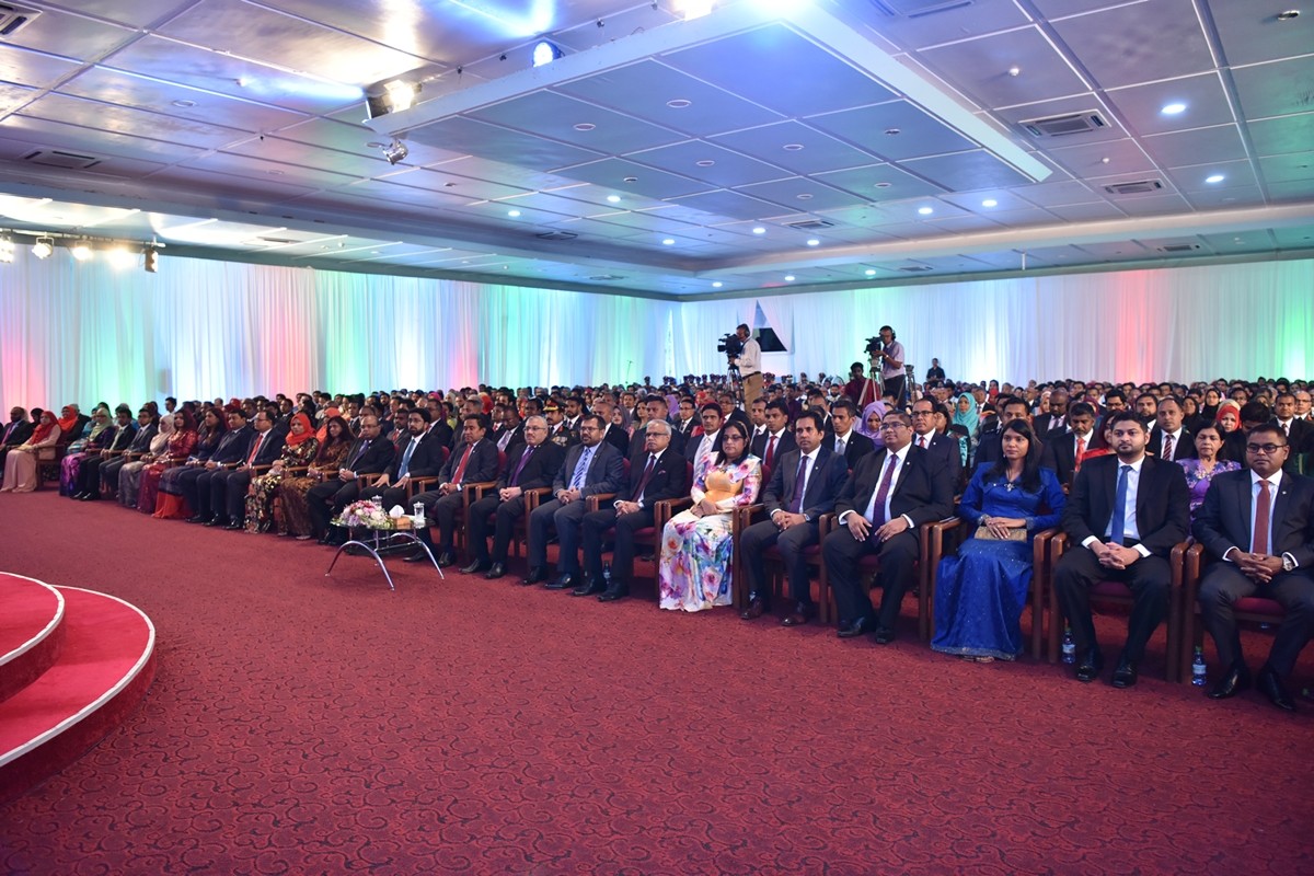 ނޮވެމްބަރު 11، 2017: ޖުމްހޫރީ ދުވަސް ފާހަގަ ކުރުމަށް ދަރުބާރުގެގައި ބޭއްވި ހަފްލާގެ ތެރެއިން،މި އަހަރުގެ ޝަރަފުވެރިކަމުގެ ގައުމީ އިނާމު ދެ ބޭފުޅަކަށް އަދި ހިތްވަރު ދިނުމުގެ ގައުމީ އިނާމު 24 ބޭފުޅަކަށް ވަނީ ލިބިފައި