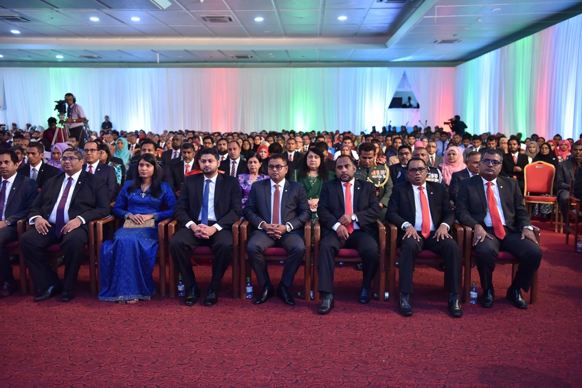 ނޮވެމްބަރު 11، 2017: ޖުމްހޫރީ ދުވަސް ފާހަގަ ކުރުމަށް ދަރުބާރުގެގައި ބޭއްވި ހަފްލާގެ ތެރެއިން،މި އަހަރުގެ ޝަރަފުވެރިކަމުގެ ގައުމީ އިނާމު ދެ ބޭފުޅަކަށް އަދި ހިތްވަރު ދިނުމުގެ ގައުމީ އިނާމު 24 ބޭފުޅަކަށް ވަނީ ލިބިފައި