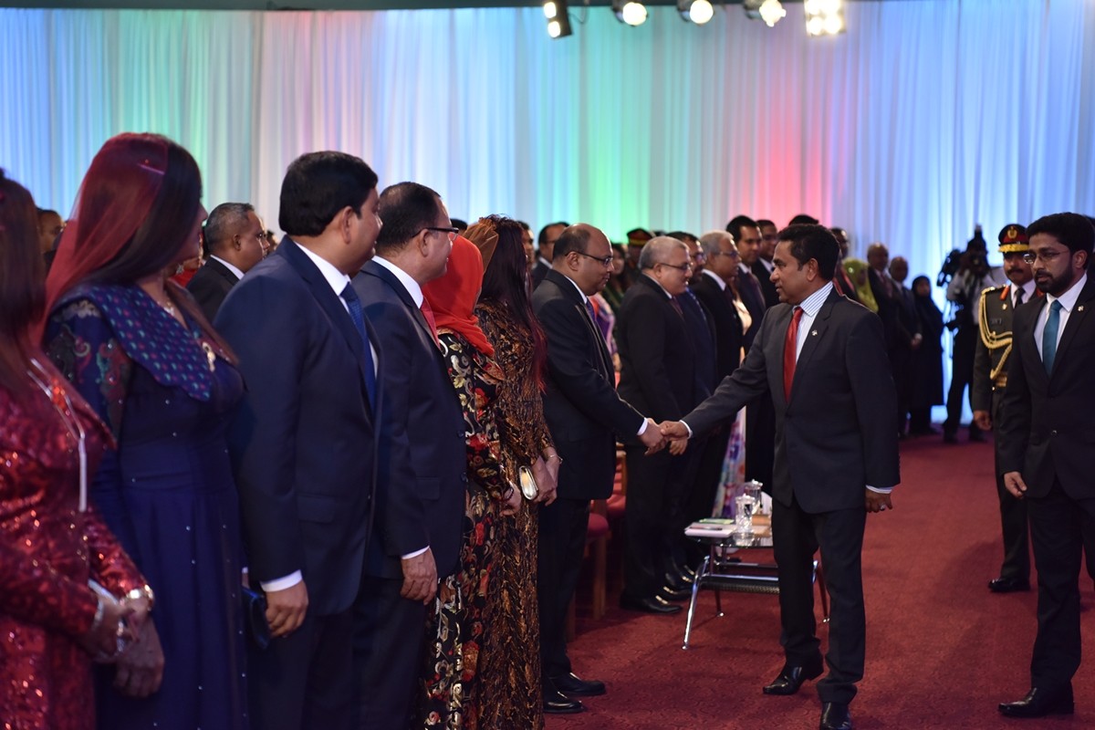 ނޮވެމްބަރު 11، 2017: ޖުމްހޫރީ ދުވަސް ފާހަގަ ކުރުމަށް ދަރުބާރުގެގައި ބޭއްވި ހަފްލާގެ ތެރެއިން،މި އަހަރުގެ ޝަރަފުވެރިކަމުގެ ގައުމީ އިނާމު ދެ ބޭފުޅަކަށް އަދި ހިތްވަރު ދިނުމުގެ ގައުމީ އިނާމު 24 ބޭފުޅަކަށް ވަނީ ލިބިފައި