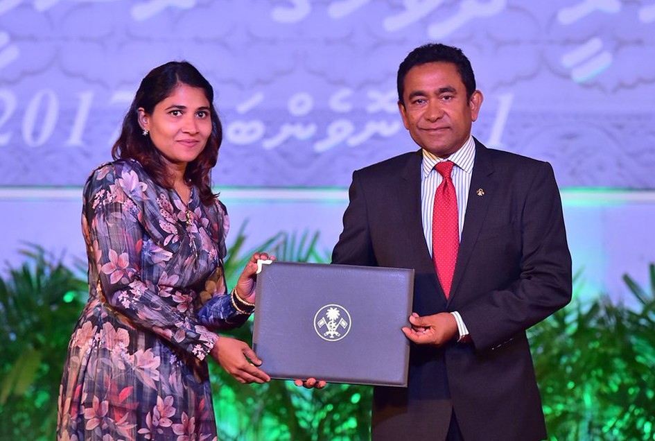 ނޮވެމްބަރު 11، 2017: އާންމުކޮށް އަންހެނުން ކޮށްނޫޅޭ ބާވަތެއްގެ މަސައްކަތެއް ކުރުމުގެ ރޮގުން ހިއްވަރުދިނުމުގެ އިނާމް ލިބިލެއްވި މަރްޔަމް ޝިފްނާޒްއާއި، ރައީސް އަބްދުﷲ ޔާމީން އިނާމު ހަވާލުކޮށް ދެއްވަނީ