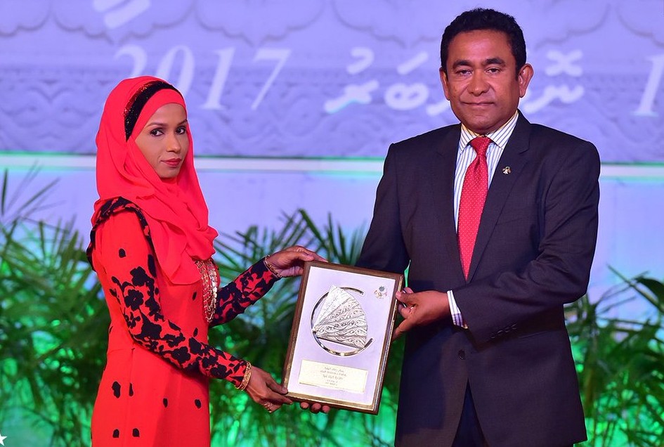 ނޮވެމްބަރު 11، 2017: އިޖުތިމާއި ހިދުމަތުގެ ދާއިރާއިން، ހިލޭ ސާބަހަށް މަސައްކަތް ކުރުމުގެ ރޮނގުން ހިއްވަރުދިނުމުގެ އިނާމް ލިބިލެއްވި ފާތިމަތު ޒާއީމާއާ، ރައީސް އަބްދުﷲ ޔާމީން އިނާމު ހަވާލުކޮށް ދެއްވަނީ