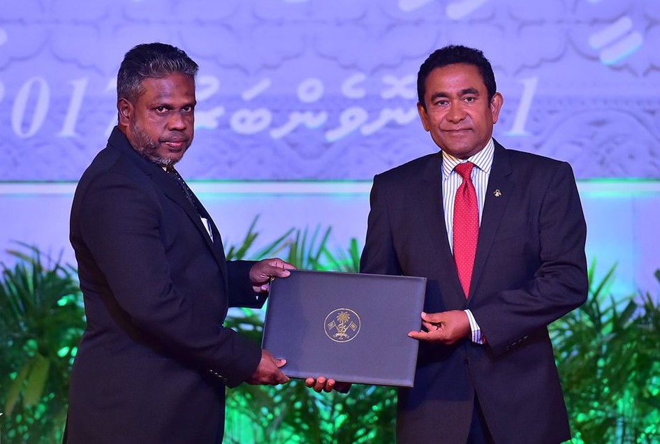 ނޮވެމްބަރު 11، 2017: އިސްލާމް ދީނުގެ ހޭލުންތެރިކަން އިތުރުކުރުމާއި، ދީނީ އިލްމު އުނގަންނައި ދިނުމުގެ ރޮނގުން ހިއްވަރުދިނުމުގެ އިނާމް  ލިބިލެއްވި މޫސާ އަންވަރު ހަސަންއާ، ރައީސް އަބްދުﷲ ޔާމީން އިނާމު ހަވާލުކޮށް ދެއްވަނީ