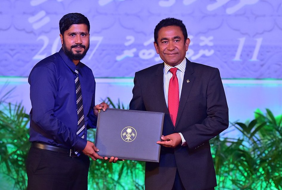 ނޮވެމްބަރު 11، 2017: ގައުމީ ތަރިކައިގެ ދާއިރާއިން، ގައުމީ ތަރިކަ ރައްކާތެރިކުރުމުގެ ރޮނގުން ހިއްވަރުދިނުމުގެ އިނާމް ލިބިލެއްވި އަޙްމަދު ޟަމީރުއާ، ރައީސް އަބްދުﷲ ޔާމީން އިނާމު ހަވާލުކޮށް ދެއްވަނީ