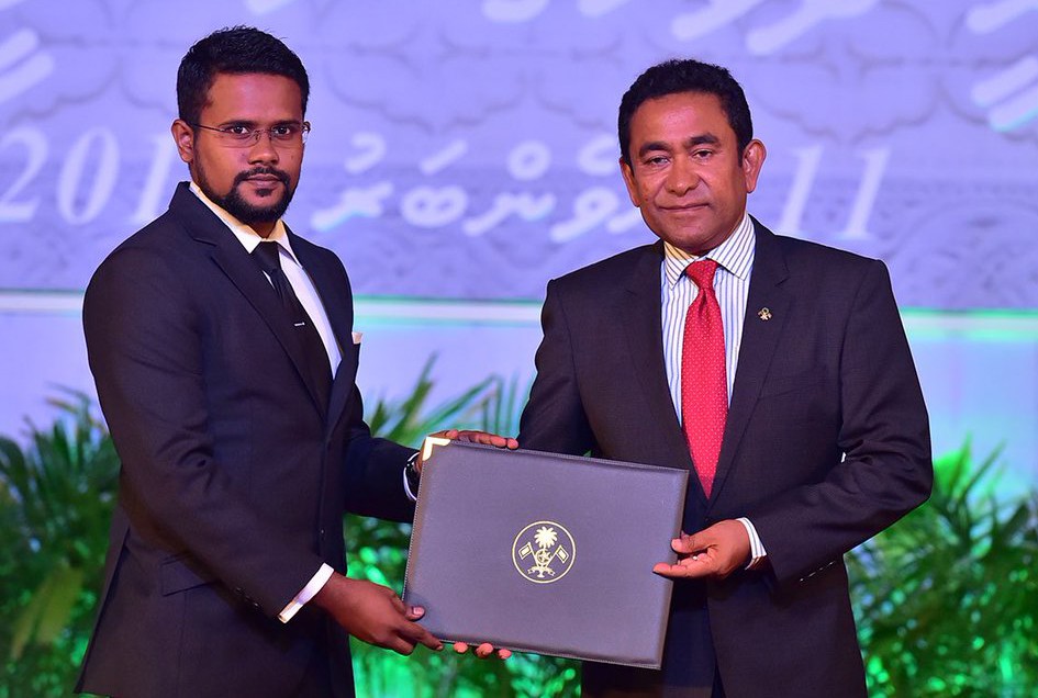 ނޮވެމްބަރު 11، 2017: ޒުވާނުންގެ ދާއިރާއިން، މުޖުތަމައުއަށް ފައިދާހުރި އުފެއްދުންތަކާއި ހިދުމަތްތައް ތައާރަފް ކުރުމުގެ ރޮނގުން ހިއްވަރުދިނުމުގެ އިނާމް ލިބިލެއްވި މުޙައްމަދު ޝާތިރުއާ، ރައީސް އަބްދުﷲ ޔާމީން އިނާމު ހަވާލުކޮށް ދެއްވަނީ