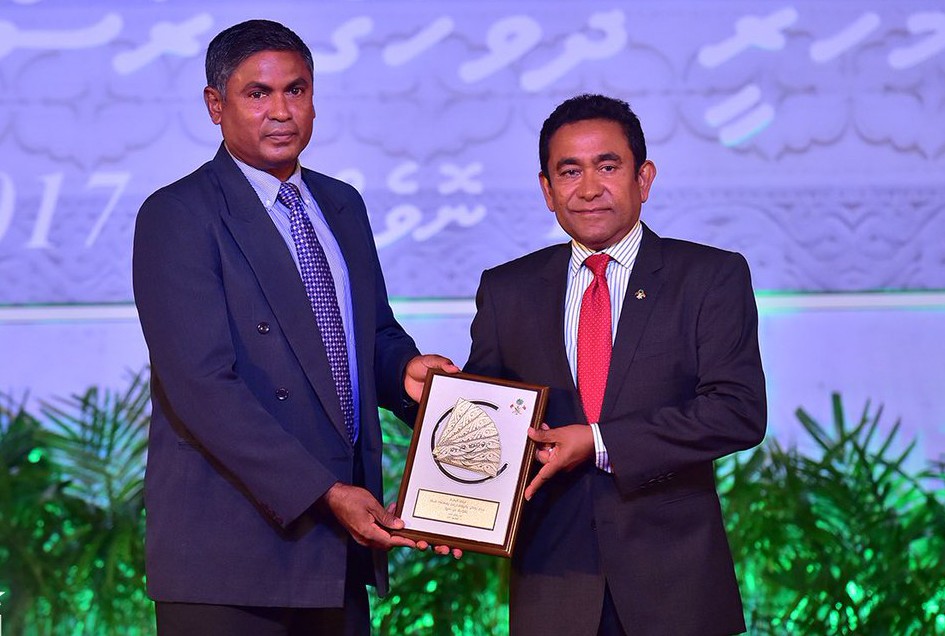 ނޮވެމްބަރު 11، 2017: ކުޅިވަރުގެ ދާއިރާއިން،ކުޅިވަރު ހިންގުމާއި ފަންނީގޮތުން ކުޅިވަރަށް ހިދުމަތްކުރުމުގެ ރޮނގުން ހިއްވަރުދިނުމުގެ އިނާމް ލިބިލެއްވި ޢަލީ ސަލީމްއާ، ރައީސް އަބްދުﷲ ޔާމީން އިނާމު ހަވާލުކޮށް ދެއްވަނީ