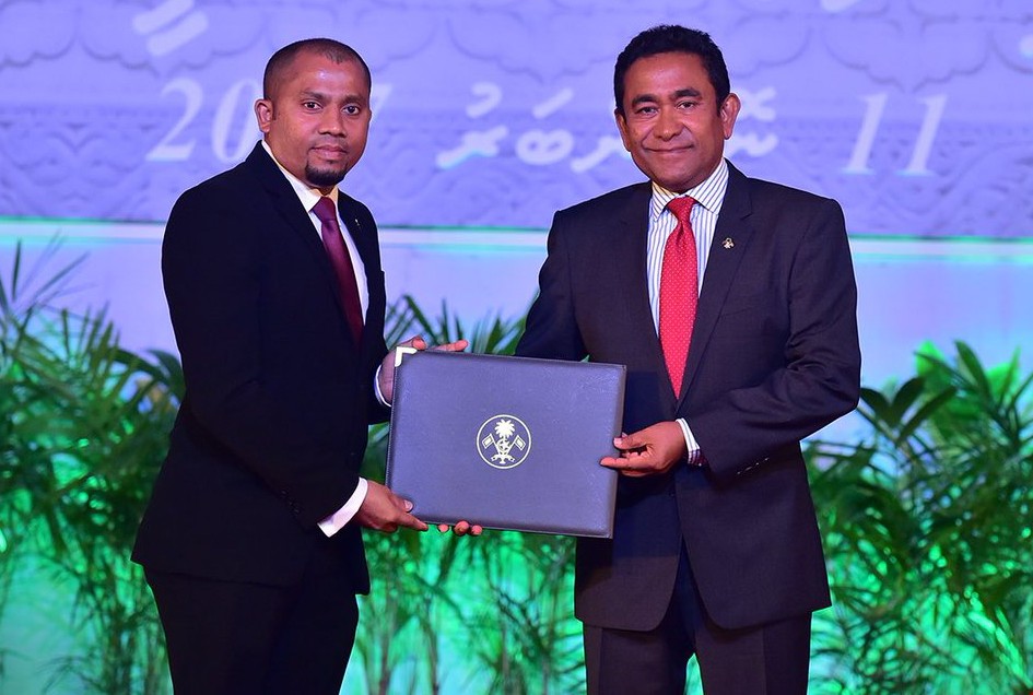 ނޮވެމްބަރު 11، 2017: ތައުލީމީ ދާއިރާއިން، ތައުލީމީ މުއައްސަސާތައް އުފައްދައި ހިންގުމުގެ ރޮނގުން ހިއްވަރުދިނުމުގެ އިނާމް ލިބިލެއްވި އަބްދުﷲ މުސްތާގު ރަޝާދުއާ، ރައީސް އަބްދުﷲ ޔާމީން އިނާމު ހަވާލުކޮށް ދެއްވަނީ