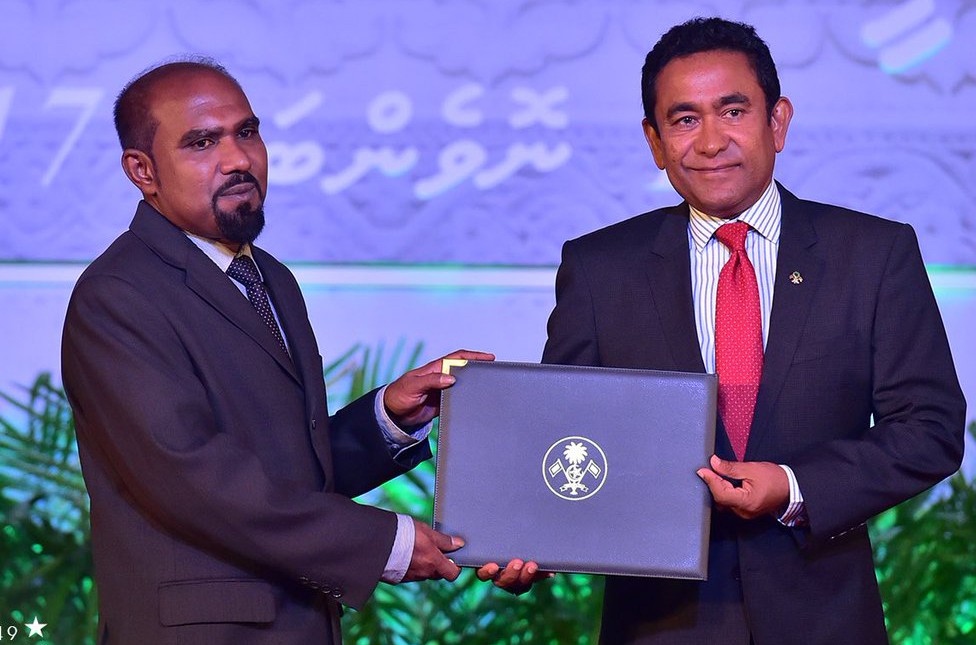 ނޮވެމްބަރު 11، 2017: ދިވެހި ތާރީހުގެ ދާއިރާއިން، ދިވެހި ތާރީހާއި ބެހޭގޮތުން ހޭލުންތެރިކުރުވުމުގެ ރޮނގުން ހިއްވަރުދިނުމުގެ އިނާމް ލިބިލެއްވި މުޙައްމަދު ޝާތިރުއާ، ރައީސް އަބްދުﷲ ޔާމީން އިނާމު ހަވާލުކޮށް ދެއްވަނީ