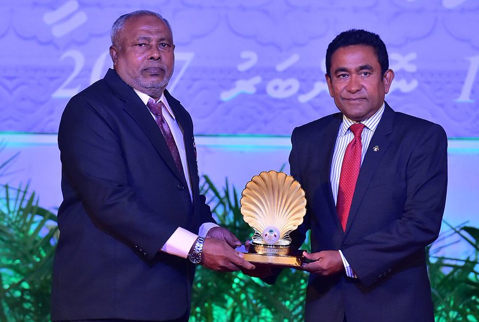 ނޮވެމްބަރު 11، 2017: ދިވެހި ބަހާއި އަދަބިއްޔާތުގެ ދާއިރާއިން، ދިވެހި ޅެންވެރިކަން ކުރިއެރުވުމުގެ ރޮނގުން ޝަރަފްވެރިކަމުގެ ގައުމީ އިނާމް ލިބިލެއްވި އަބްދުﷲ ޢަފީފްއާ، ރައީސް އަބްދުﷲ ޔާމީން އިނާމު ހަވާލުކޮށް ދެއްވަނީ