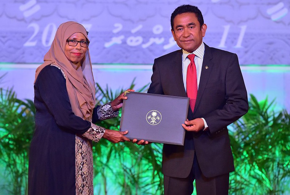 ނޮވެމްބަރު 11، 2017: ކުދި އަދި މެދުފަންތީގެ ވިޔަފާރީގެ ދާއިރާއިން، ފެހުމާއި ޖަރީކުރުމުގެ ރޮނގުން ހިއްވަރުދިނުމުގެ އިނާމް ލިބިލެއްވި ޢާސިޔަތު ނަޖީބާއާ ، ރައީސް އަބްދުﷲ ޔާމީން އިނާމު ހަވާލުކޮށް ދެއްވަނީ