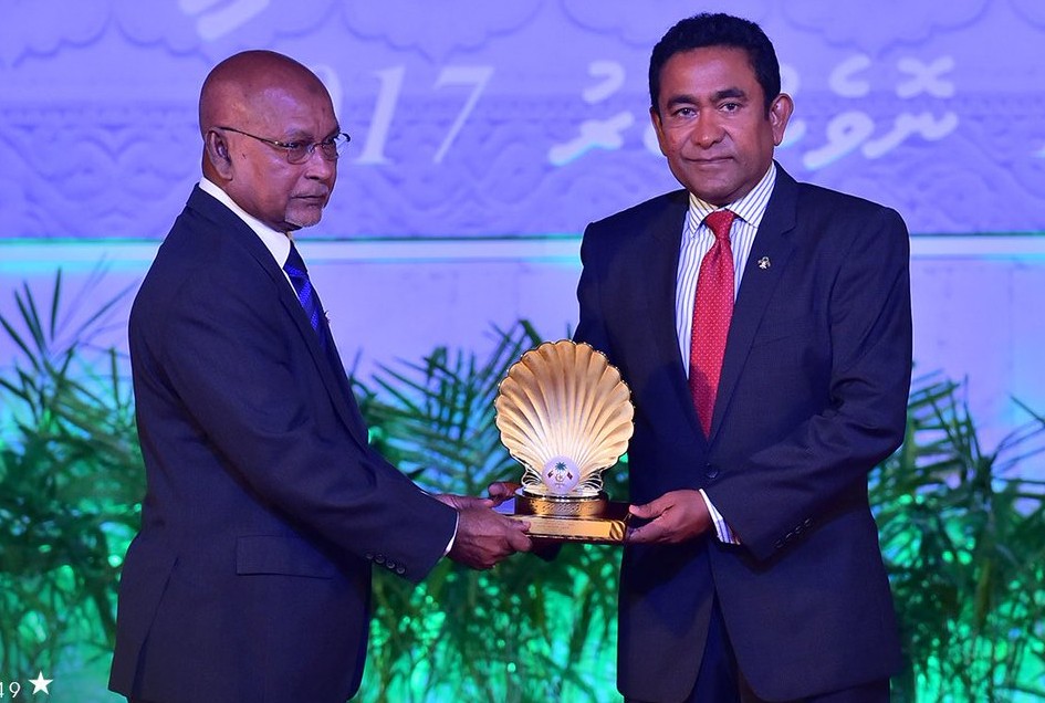 ނޮވެމްބަރު 11، 2017: ސިއްހީ ދާއިރާއިން، އާންމު ސިއްހަތު ކުރިއެރުވުމުގެ ރޮނގުން ޝަރަފްވެރިކަމުގެ ގައުމީ އިނާމް ލިބިލެއްވި ޑޮކްޓަރު މުޙައްމަދު އަޙްމަދުއާ، ރައީސް އަބްދުﷲ ޔާމީން އިނާމު ހަވާލުކޮށް ދެއްވަނީ