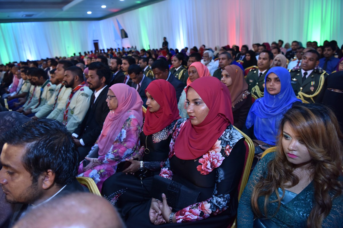 ނޮވެމްބަރު 11، 2017: ޖުމްހޫރީ ދުވަސް ފާހަގަ ކުރުމަށް ދަރުބާރުގެގައި ބޭއްވި ހަފްލާގެ ތެރެއިން،މި އަހަރުގެ ޝަރަފުވެރިކަމުގެ ގައުމީ އިނާމު ދެ ބޭފުޅަކަށް އަދި ހިތްވަރު ދިނުމުގެ ގައުމީ އިނާމު 24 ބޭފުޅަކަށް ވަނީ ލިބިފައި