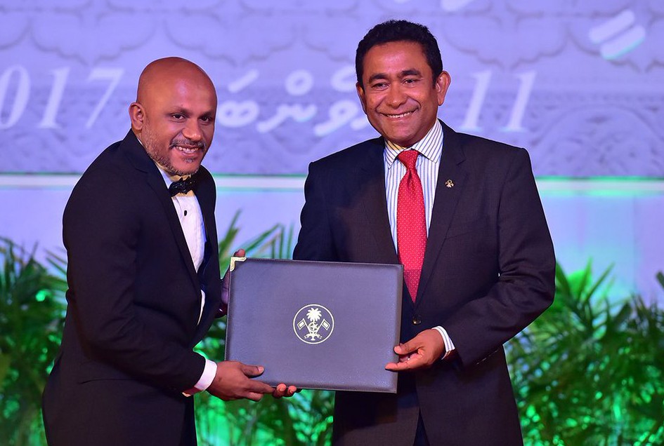 ނޮވެމްބަރު 11، 2017: ޕާފޯމިންގް އާރޓްސްގެ ދާއިރާއިން، ލަވަކިޔުމާއި މީހުން ތަމްރީނުކުރުމާއި އަމިއްލަ ރާގު އުފެއްދުމުގެ ރޮނގުން ހިއްވަރުދިނުމުގެ އިނާމް ލިބިލެއްވި  މުޙައްމަދު އަބްދުލްގަނީއާ، ރައީސް އަބްދުﷲ ޔާމީން އިނާމު ހަވާލުކޮށް ދެއްވަނީ