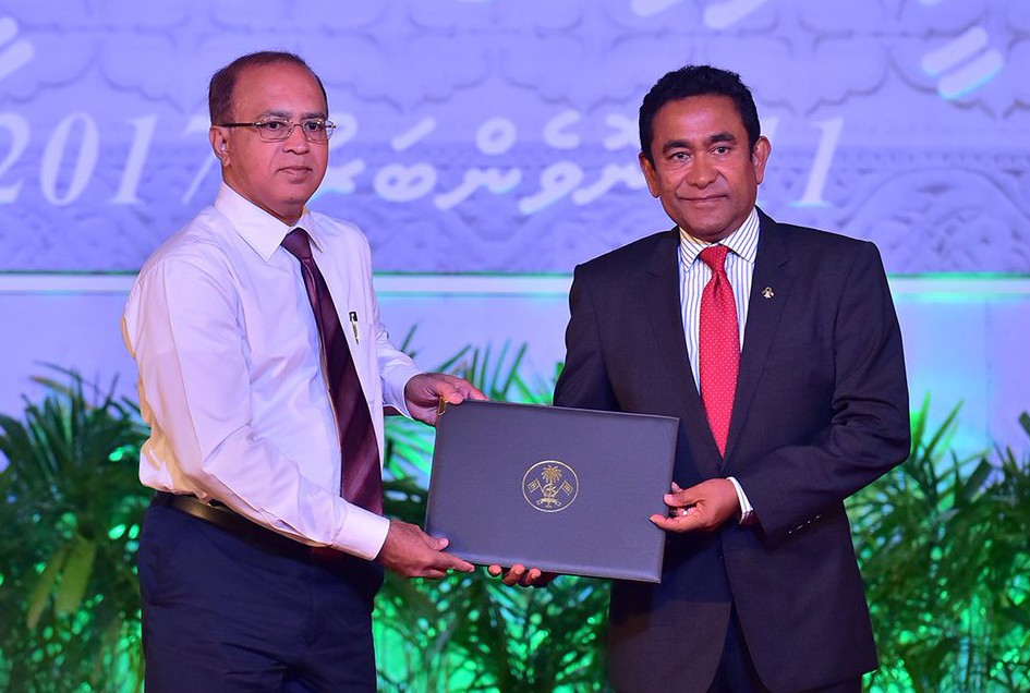 ނޮވެމްބަރު 11، 2017: ދިވެހި ބަހާއި އަދަބިއްޔާތުގެ ދާއިރާއިން ހިއްވަރުދިނުމުގެ އިނާމް ލިބިލެއްވި ޢަބްދުލްމުޢީދު ޙަސަންއާއި، ރައީސް އަބްދުﷲ ޔާމީން އިނާމު ހަވާލުކޮށް ދެއްވަނީ ހަވާލުކުރަނީ