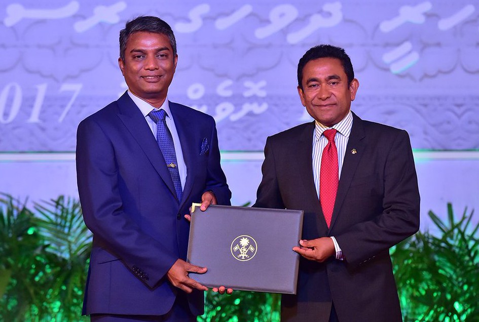 ނޮވެމްބަރު 11، 2017: އިމާތާއްކުރުމާއި އިމާރާއް ފަރުމާ ކުރުމުގެ ދާއިރާއިން، ކޮންސަލްޓަންސީގެ ދާއިރާއިން ހިއްވަރުދިނުމުގެ އިނާމް ލިބިލެއްވި މުޙައްމަދު ޢަލީ ޖަނާޙްއާ، ރައީސް އަބްދުﷲ ޔާމީން އިނާމު ހަވާލުކޮށް ދެއްވަނީ