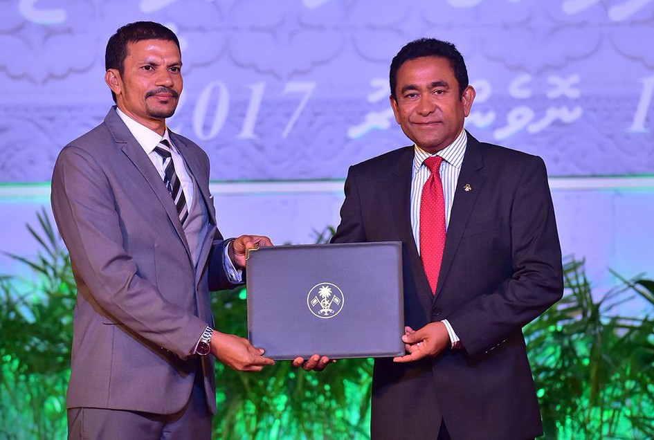 ނޮވެމްބަރު 11، 2017: ބޯޓު ބިލްޑިންގެ ދާއިރާއާއި، އޮޑިދޯނިފަހަރާއި ޔޮޓް ބަނުމާއި ފަރުމާ ކުރުމުގެ ރޮނގުން ހިއްވަރުދިނުމުގެ އިނާމް ލިބިލެއްވި އަލީ ޙަސަންއާއި، ރައީސް އަބްދުﷲ ޔާމީން އިނާމު ހަވާލުކޮށް ދެއްވަނީ