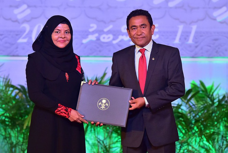 ނޮވެމްބަރު 11، 2017: މަސައްކަތްތެރުކަމުގެ ދާއިރާއިން، އެކި ބާވަތުގެ މަސައްކަތްކުރުމާއި ކުރިއެރުމުވުގެ ރޮނގުން ހިއްވަރުދިނުމުގެ އިނާމް ލިބިލެއްވި އައިމިނަތު ލީލާއާ، ރައީސް އަބްދުﷲ ޔާމީން އިނާމު ހަވާލުކޮށް ދެއްވަނީ