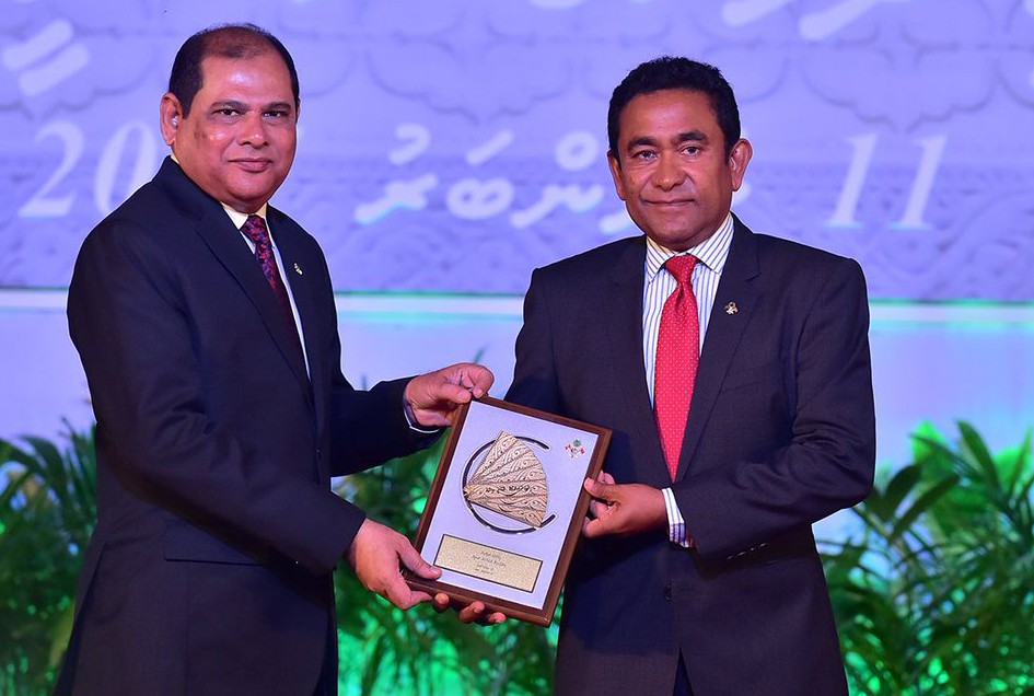 ނޮވެމްބަރު 11، 2017: ހިންގުމުގެ ދާއިރާއިން ހިއްވަރުދިނުމުގެ އިނާމް ލިބިލެއްވި މުޙައްމަދު ރަޝީދުއާ، ރައީސް އަބްދުﷲ ޔާމީން އިނާމު ހަވާލުކޮށް ދެއްވަނީ