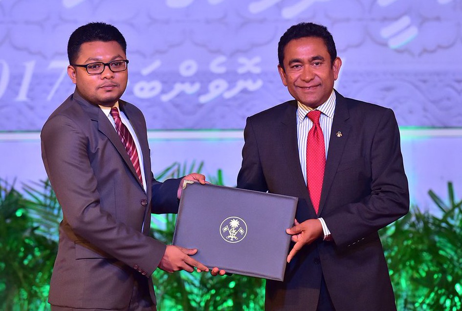 ނޮވެމްބަރު 11، 2017: މައުލޫމާތު ފެތުރުމުގެ ރޮނގުން ހިއްވަރުދިނުމުގެ އިނާމް ލިބިލެއްވި އަބްދުﷲ އަޒްމީންއާއި، ރައީސް އަބްދުﷲ ޔާމީން އިނާމު ހަވާލުކޮށް ދެއްވަނީ