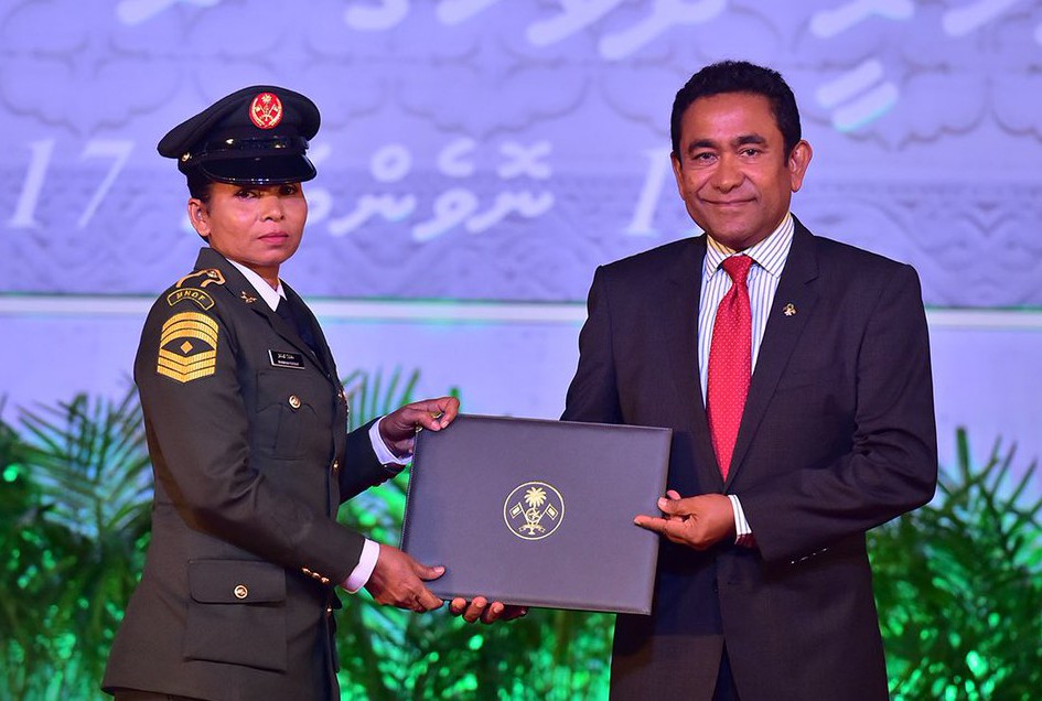 ނޮވެމްބަރު 11، 2017: އަންހެނުންގެ ދާއިރާއިން، އާމްމުކޮށް އަންހެނުން ކޮށްނޫޅޭ މަސައްކަތެއް ކުރުމުގެ ރޮނގުން، ވެޕަންސް އިންސްޓްރަކްޓާރ، އެމްއެންޑީއެފް ފަސްޓް ސާޖަންޓް ސަމްހާ ޔޫސުފްއާއި ހިއްވަރުދިނުމުގެ އިނާމް، ރައީސް އަބްދުﷲ ޔާމީން އިނާމު ހަވާލުކޮށް ދެއްވަނީ