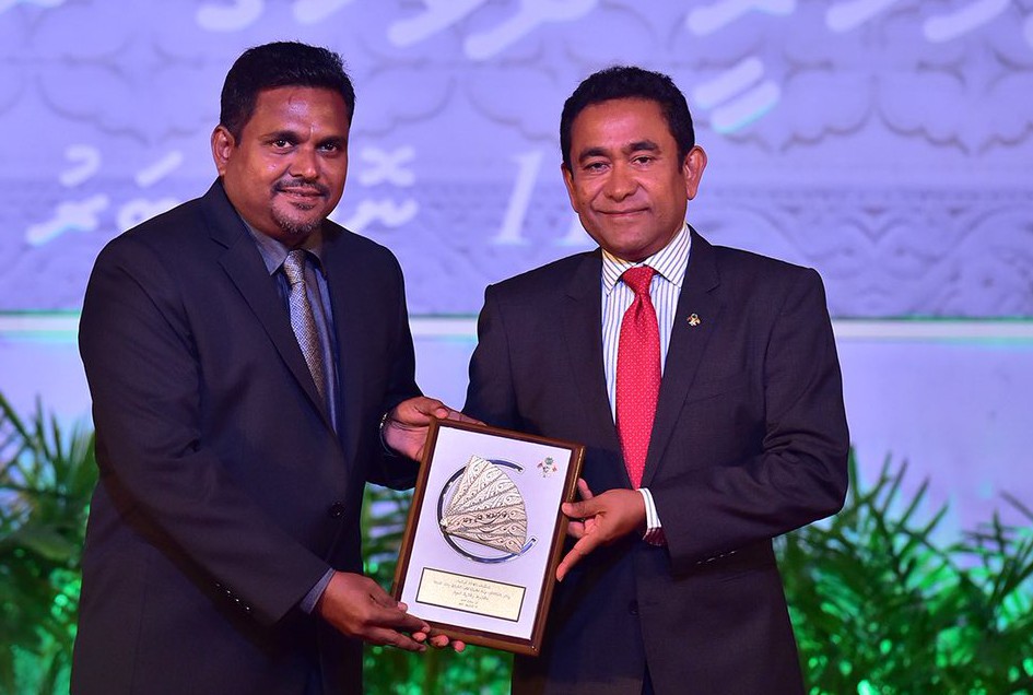 ނޮވެމްބަރު 11، 2017: ޕާފޯމަންސް އާޓްސްގެ ދާއިރާއިން، ފިލްމާއި ޑްރާމާ ކުޅުމާއި މީހުން ތަމްރީނުކުރުމާއި ސްކްރިޕްޓް ލިޔުމުގެ ދާއިރާއިން އިނާމް ލިބިލެއްވި އިބްރާޙިމް ރަޝީދުއާއި، ރައީސް އަބްދުﷲ ޔާމީން އިނާމު ހަވާލުކޮށް ދެއްވަނީ