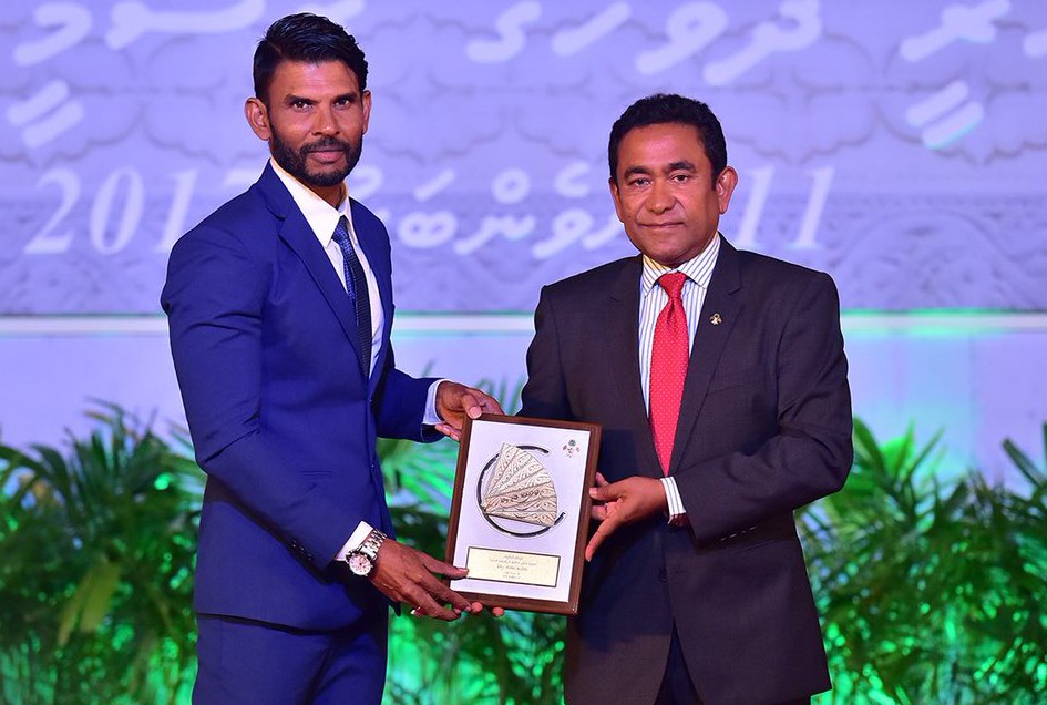 ނޮވެމްބަރު 11، 2017: ކުޅިވަރުގެ ދާއިރާއާއި، ކަސްރަތުކުރުމާއި ކަސްރަތުކުރިއެރުވުމުގެ ދާއިރާއިން ހިއްވަރުދިނުމުގެ އިނާމް ލިބިލެއްވި އަބްދުﷲ ނިޔާޒް ( ޖޭމް އައްލޮ ) އާއި ރައީސް އަބްދުﷲ ޔާމީން އިނާމު ހަވާލުކޮށް ދެއްވަނީ