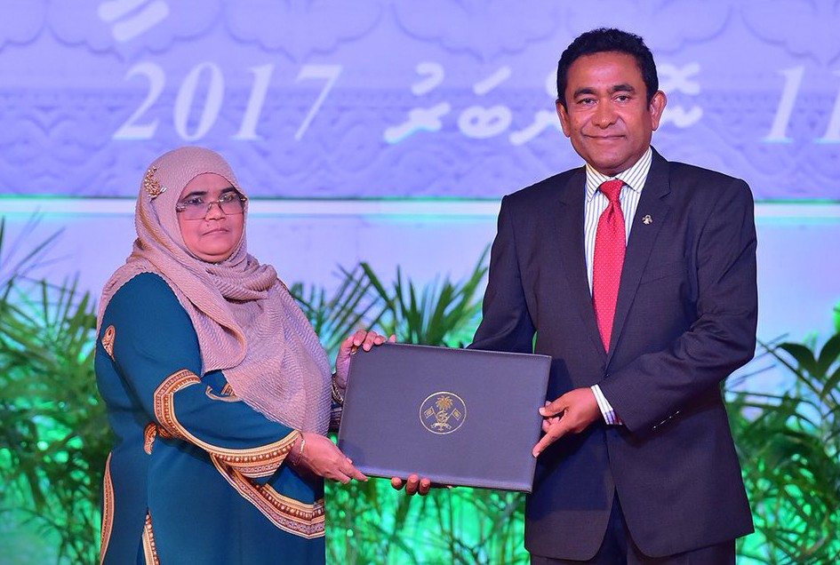 ނޮވެމްބަރު 11، 2017: ކީރިތި ގުރުއާން ކިޔެވުމާއި އުނގަންނައި ދިނުމުގެ ދާއިރާއިން ހިތްވަރުދިނުމުގެ އިނާމް ލިބިލެއްވި އަލްޤާރިއާ ފާތިމަތު ރަޝީދާއާ، ރައީސް އަބްދުﷲ ޔާމީން އިނާމު ހަވާލުކޮށް ދެއްވަނީ