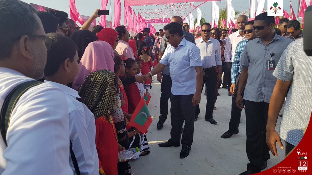 ނޮވެމްބަރު 12، 2017: ހދ. ކުޅުދުއްފުށީގައި މަހާ ޖައްރާފު އަދި ކުޅުދުއްފުށީ އެއާޕޯޓް އެޅުމަށް ބިން ހިއްކުމުގެ މަސައްކަތް އިފްތިތާޙް ކޮށްދެއްވުމަށް ރައީސް ޔާމިން ކުޅުދުއްފުއްޓަށް ވަޑައިގަތުމުން ކުޅުދުއްފުށިން މަރުހަބާ ދަންނަވަނީ