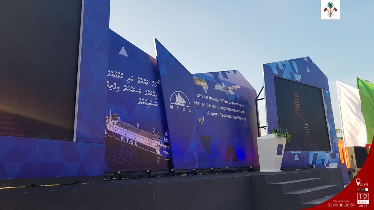 ނޮވެމްބަރު 12، 2017: ހދ. ކުޅުދުއްފުށީގައި މަހާ ޖައްރާފު އަދި ކުޅުދުއްފުށީ އެއާޕޯޓް އެޅުމަށް ބިން ހިއްކުމުގެ މަސައްކަތް އިފްތިތާޙް ކޮށްދެއްވުމަށް ބޭއްވި ރަސްމިޔާތުގެ ތެރެއިން