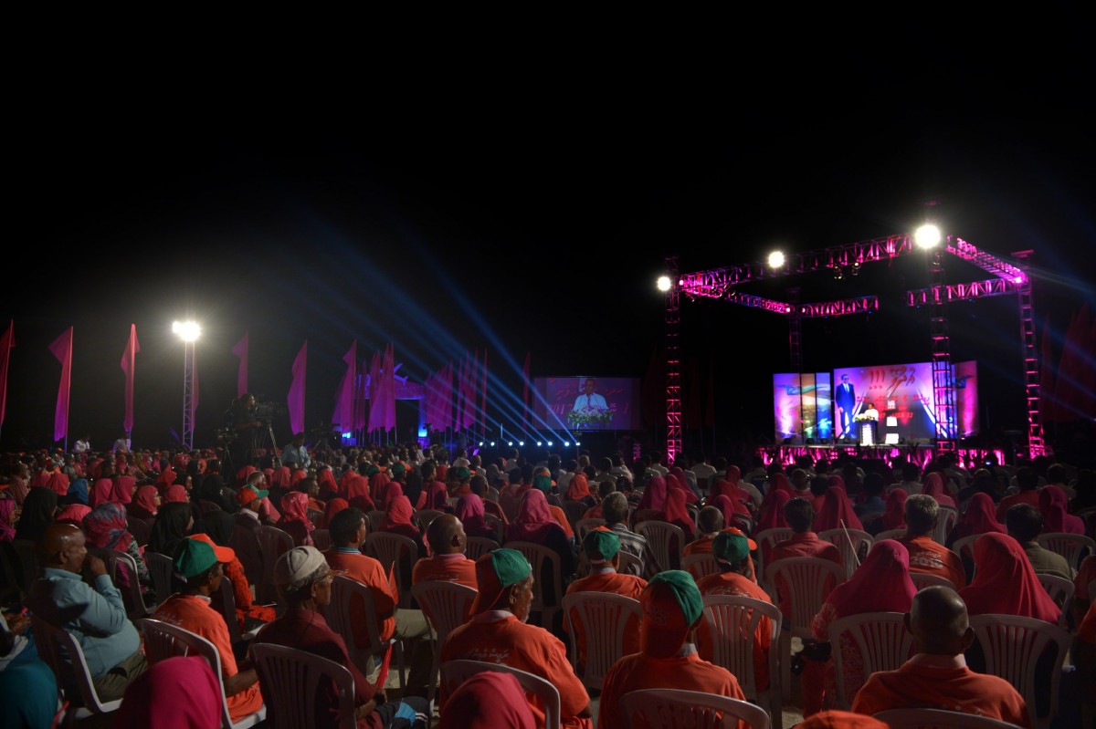 ނޮވެމްބަރު 12، 2017: ޕީޕީއެމްއަށް 6 އަހަރު ފުރުމާއި ގުޅިގެން ހދ. ކުޅުދުއްފުށީގައި ބޭއްވި "އުދުހޭ" ޖަލްސާގެ ތެރެއިން، ރައްޔިތުންގެ މަޖިލީހުގެ ސަރުކާރަށް ނިސްބަތްވެވަޑައިގަންނަވާ ގިނަ މެމްބަރުންނާއި ސަރުކާރުގެ މިނިސްޓަރުން އަދި ގިނަ އަދަދެއްގެ އާންމު ރައްޔިތުން މި ޖަލްސާގައި ބައިވެރިވެވަޑައިގަތް