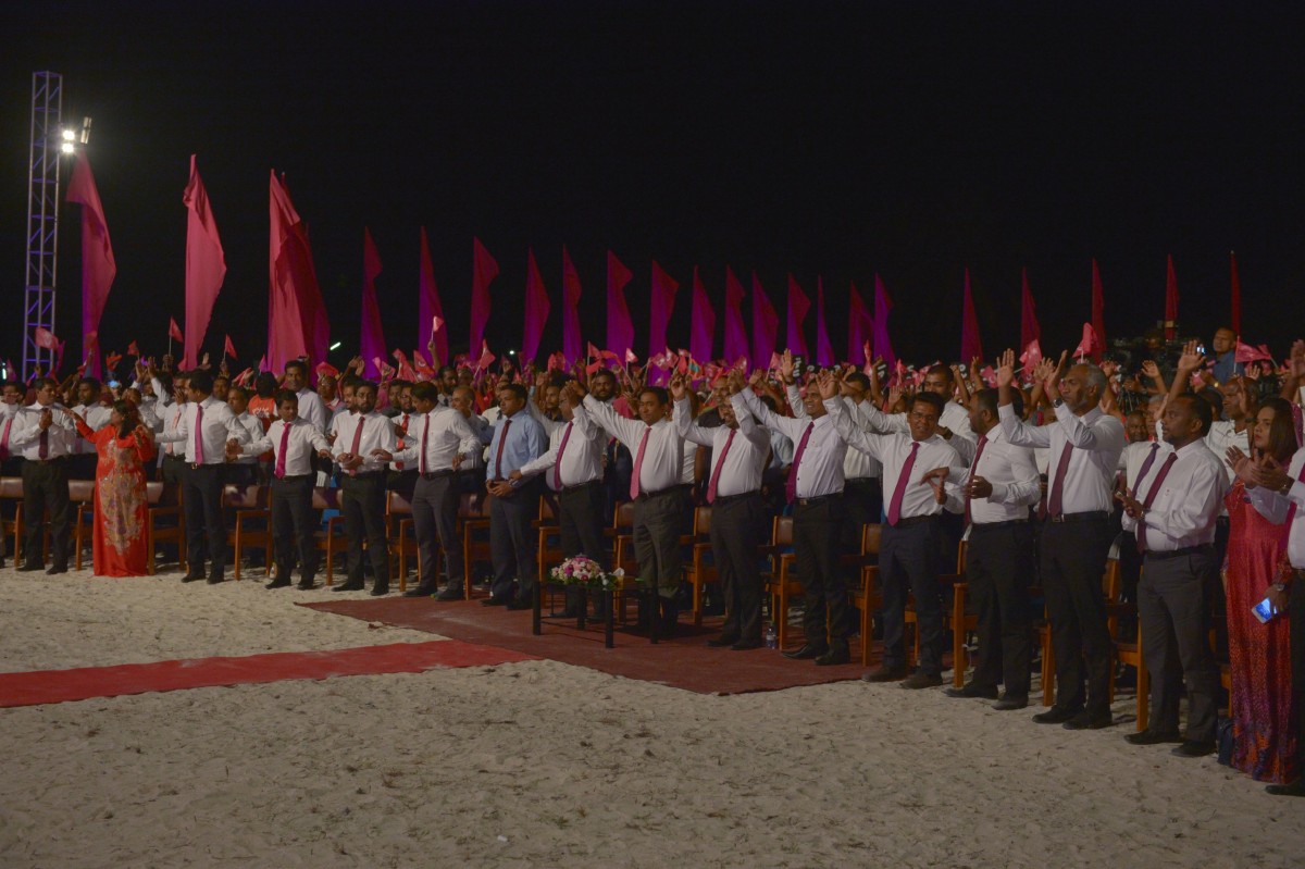 ނޮވެމްބަރު 12، 2017: ޕީޕީއެމްއަށް 6 އަހަރު ފުރުމާއި ގުޅިގެން ހދ. ކުޅުދުއްފުށީގައި ބޭއްވި "އުދުހޭ" ޖަލްސާގެ ތެރެއިން، ރައްޔިތުންގެ މަޖިލީހުގެ ސަރުކާރަށް ނިސްބަތްވެވަޑައިގަންނަވާ ގިނަ މެމްބަރުންނާއި ސަރުކާރުގެ މިނިސްޓަރުން މި ޖަލްސާގައި ބައިވެރިވެވަޑައިގަތް