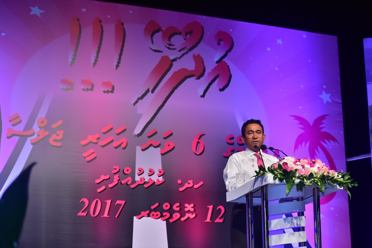 ނޮވެމްބަރު 12، 2017: ޕީޕީއެމްއަށް 6 އަހަރު ފުރުމާއި ގުޅިގެން ހދ. ކުޅުދުއްފުށީގައި ބޭއްވި "އުދުހޭ" ޖަލްސާގައި ރައީސުލް ޖުމްހޫރިއްޔާ އަބްދުﷲ ޔާމީން އަބްދުލް ގައްޔޫމް ވާހަކަފުޅު ދައްކަވަނީ