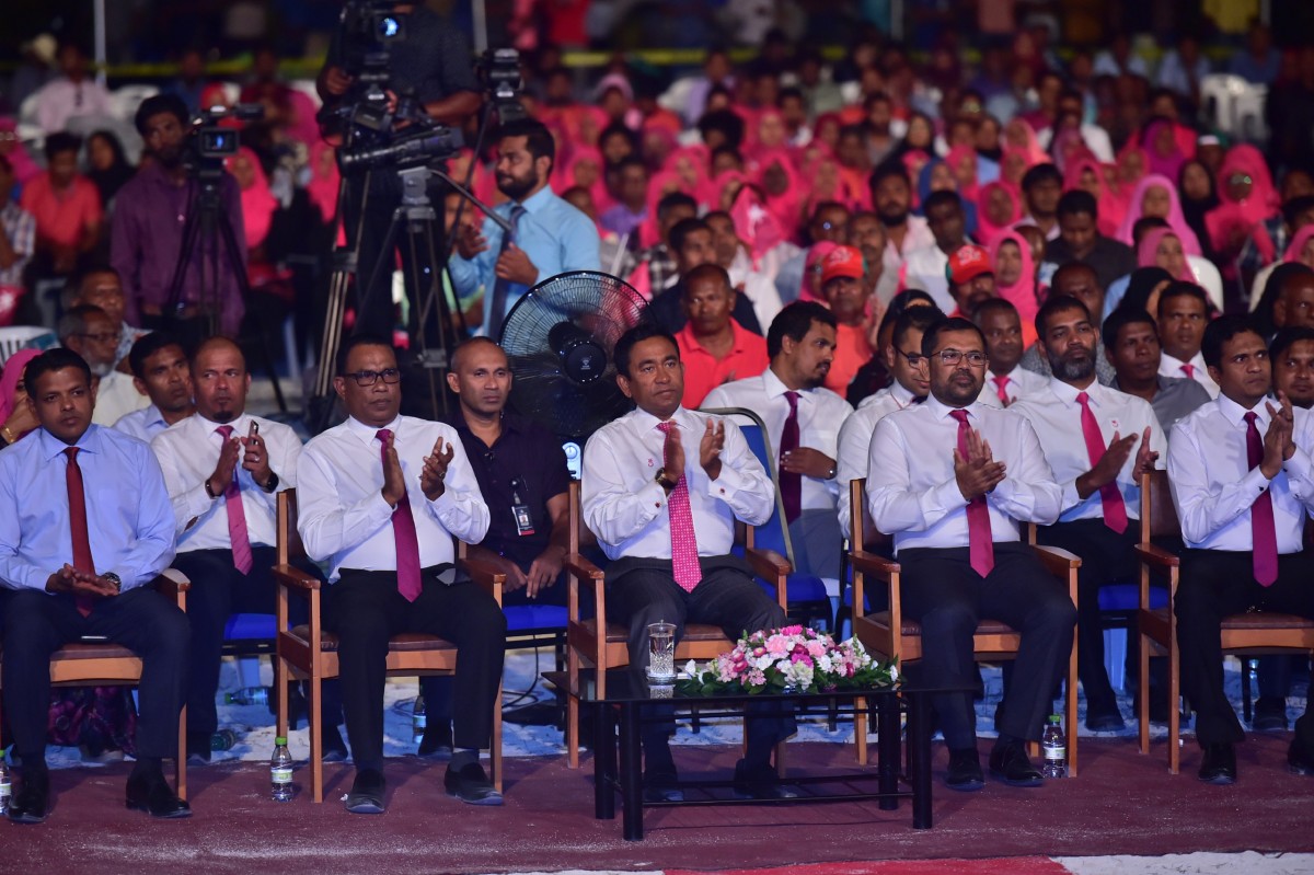 ނޮވެމްބަރު 12، 2017: ޕީޕީއެމްއަށް 6 އަހަރު ފުރުމާއި ގުޅިގެން ހދ. ކުޅުދުއްފުށީގައި ބޭއްވި "އުދުހޭ" ޖަލްސާގެ ތެރެއިން، ރައްޔިތުންގެ މަޖިލީހުގެ ސަރުކާރަށް ނިސްބަތްވެވަޑައިގަންނަވާ ގިނަ މެމްބަރުންނާއި ސަރުކާރުގެ މިނިސްޓަރުން މި ޖަލްސާގައި ބައިވެރިވެވަޑައިގަތް