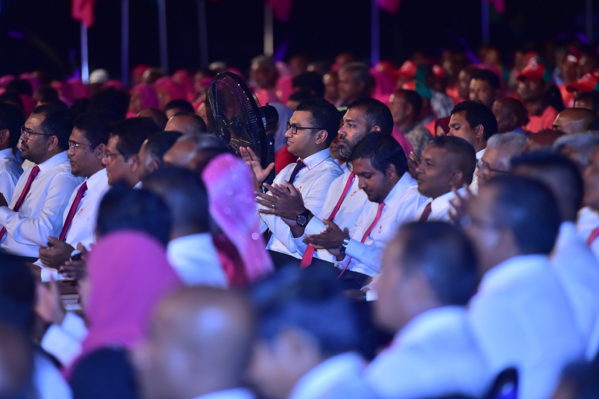 ނޮވެމްބަރު 12، 2017: ޕީޕީއެމްއަށް 6 އަހަރު ފުރުމާއި ގުޅިގެން ހދ. ކުޅުދުއްފުށީގައި ބޭއްވި "އުދުހޭ" ޖަލްސާގެ ތެރެއިން، ރައްޔިތުންގެ މަޖިލީހުގެ ސަރުކާރަށް ނިސްބަތްވެވަޑައިގަންނަވާ ގިނަ މެމްބަރުންނާއި ސަރުކާރުގެ މިނިސްޓަރުން މި ޖަލްސާގައި ބައިވެރިވެވަޑައިގަތް