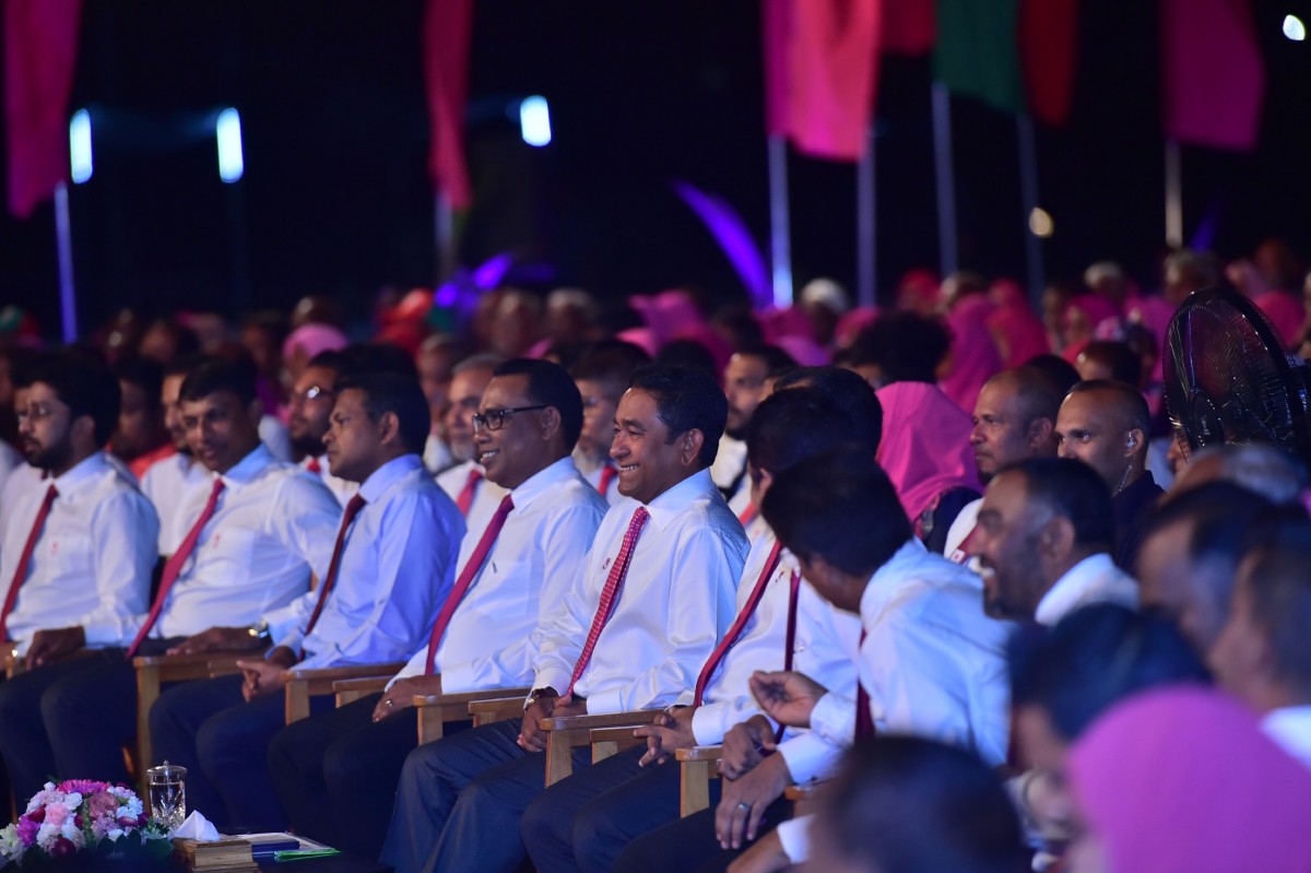 ނޮވެމްބަރު 12، 2017: ޕީޕީއެމްއަށް 6 އަހަރު ފުރުމާއި ގުޅިގެން ހދ. ކުޅުދުއްފުށީގައި ބޭއްވި "އުދުހޭ" ޖަލްސާގެ ތެރެއިން، ރައްޔިތުންގެ މަޖިލީހުގެ ސަރުކާރަށް ނިސްބަތްވެވަޑައިގަންނަވާ ގިނަ މެމްބަރުންނާއި ސަރުކާރުގެ މިނިސްޓަރުން މި ޖަލްސާގައި ބައިވެރިވެވަޑައިގަތް