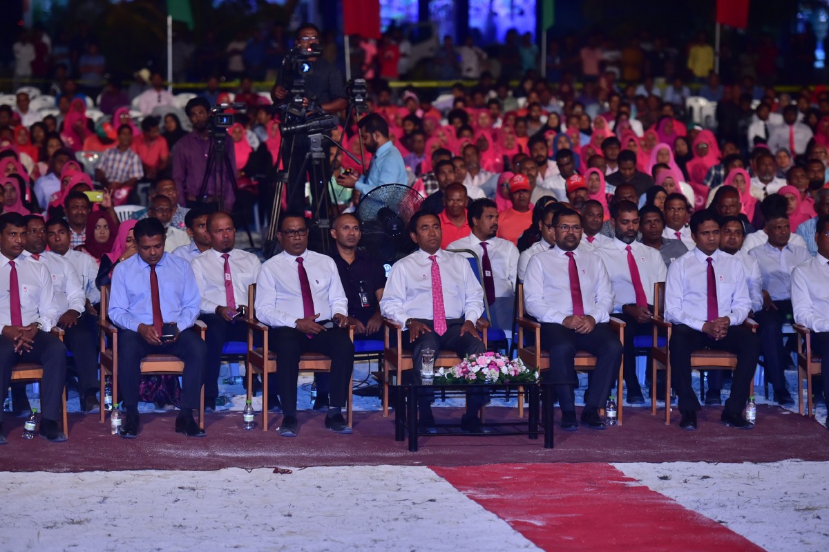 ނޮވެމްބަރު 12، 2017: ޕީޕީއެމްއަށް 6 އަހަރު ފުރުމާއި ގުޅިގެން ހދ. ކުޅުދުއްފުށީގައި ބޭއްވި "އުދުހޭ" ޖަލްސާގެ ތެރެއިން، ރައްޔިތުންގެ މަޖިލީހުގެ ސަރުކާރަށް ނިސްބަތްވެވަޑައިގަންނަވާ ގިނަ މެމްބަރުންނާއި ސަރުކާރުގެ މިނިސްޓަރުން މި ޖަލްސާގައި ބައިވެރިވެވަޑައިގަތް