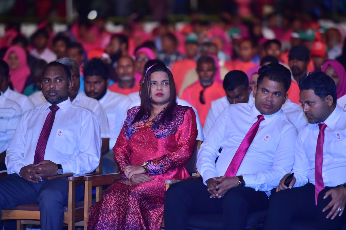 ނޮވެމްބަރު 12، 2017: ޕީޕީއެމްއަށް 6 އަހަރު ފުރުމާއި ގުޅިގެން ހދ. ކުޅުދުއްފުށީގައި ބޭއްވި "އުދުހޭ" ޖަލްސާގެ ތެރެއިން، ރައްޔިތުންގެ މަޖިލީހުގެ ސަރުކާރަށް ނިސްބަތްވެވަޑައިގަންނަވާ ގިނަ މެމްބަރުންނާއި ސަރުކާރުގެ މިނިސްޓަރުން މި ޖަލްސާގައި ބައިވެރިވެވަޑައިގަތް