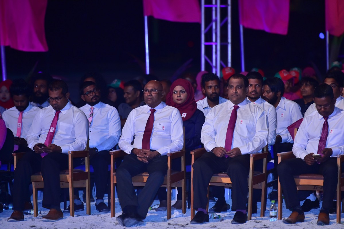 ނޮވެމްބަރު 12، 2017: ޕީޕީއެމްއަށް 6 އަހަރު ފުރުމާއި ގުޅިގެން ހދ. ކުޅުދުއްފުށީގައި ބޭއްވި "އުދުހޭ" ޖަލްސާގެ ތެރެއިން، ރައްޔިތުންގެ މަޖިލީހުގެ ސަރުކާރަށް ނިސްބަތްވެވަޑައިގަންނަވާ ގިނަ މެމްބަރުންނާއި ސަރުކާރުގެ މިނިސްޓަރުން މި ޖަލްސާގައި ބައިވެރިވެވަޑައިގަތް