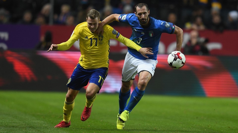 ނޮވެމްބަރު 13، 2017: ވޯލްޑް ކަޕް ކޮލިފައިންގައި އިޓަލީއާއި ސްވީޑުން ބައްދަލުކުރި މެޗްގެ ތެރެއިން، ސްވީޑުން އަތުން އެގްރިގޭޓްގެ ތަފާތުން ބަލިވުމާއި ގުޅިގެން އިޓަލީ ވަނީ ވޯލްޑްކަޕް ކޮލިފައިންއިން ކަޓައިފައި