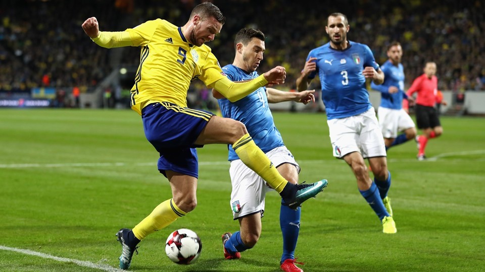 ނޮވެމްބަރު 13، 2017: ވޯލްޑްކަޕް ކޮލިފައިންގައި އިޓަލީއާއި ސްވީޑުން ބައްދަލުކުރި މެޗްގެ ތެރެއިން، ސްވީޑުން އަތުން އެގްރިގޭޓްގެ ތަފާތުން ބަލިވުމާއި ގުޅިގެން އިޓަލީ ވަނީ ވޯލްޑް ކަޕް ކޮލިފައިންއިން ކަޓައިފައި