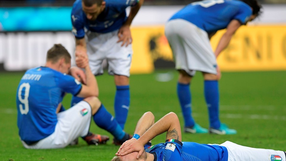 ނޮވެމްބަރު 13، 2017: އިޓަލީގެ ފޯވާޑް ސިރޯ ވޯލްޑް ކަޕް ކޮލިފައިންގައި ސްވީޑުން އާއިއެކު ކުޅުން މެޗަށް ފަހު، ވޯލްޑް ކަޕްގެ ކޮލިފައިންއިން އިޓަލީ ކަޓައިގެން ދިޔައީ ދެވަނަ ލެގްގަައި 0-1 ގެ ތަފާތަކުން ސްވީޑުން ކުރީގައި އޮތުމުން