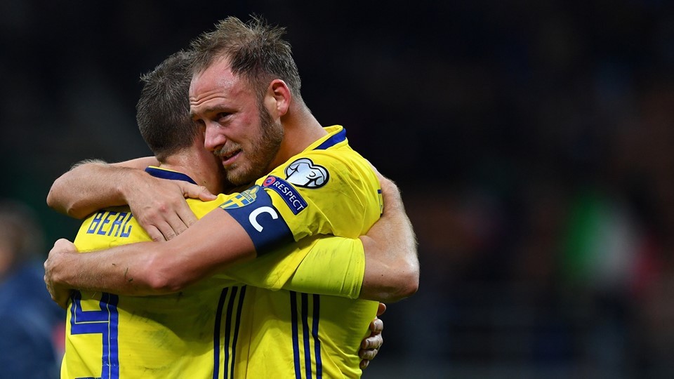 ނޮވެމްބަރު 13، 2017: ވޯލްޑް ކަޕް ކޮލިފައިންގައި އިޓަލީއާއި ސްވީޑުން ބައްދަލު ކުރި މެޗަށް ފަހު ސްވީޑުންގެ ކުޅުންތެރިން އުފާފާޅުކުރަނީ ، މިއީ ފާއިތުވެ ދިޔަ ބައިގަރުނުގެ ތެރޭގައި އިޓަލީ ވޯލްޑްކަަޕަށް ކޮލިފައިނުވި ފުރަތަމަ ފަހަރު