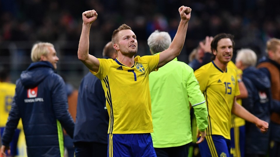 ނޮވެމްބަރު 13، 2017: ވޯލްޑް ކަޕް ކޮލިފައިންގައި އިޓަލީއާއި ސްވީޑުން ބައްދަލު ކުރި މެޗްގެތެރެއިން، ސްވީޑުން އަތުން އެގްރިގޭޓްގެ ތަފާތުން ބަލިވުމާއި ގުޅިގެން އިޓަލީ ވަނީ ވޯލްޑް ކަޕް ކޮލިފައިންއިން ކަޓައިފައި