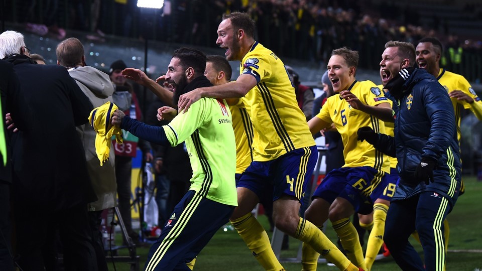 ނޮވެމްބަރު 13، 2017: ވޯލްޑް ކަޕް ކޮލިފައިންގައި އިޓަލީއާއި ސްވީޑުން ބައްދަލު ކުރި މެޗަށްފަހު ސްވީޑުންގެ ކުޅުންތެރިން އުފާފާޅުކުރަނީ ، މިއީ ފާއިތުވެ ދިޔަ ބައި ގަރުނުގެ ތެރޭގައި އިޓަލީ ވޯލްޑްކަޕަށް ކޮލިފައިނުވި ފުރަތަމަ ފަހަރު