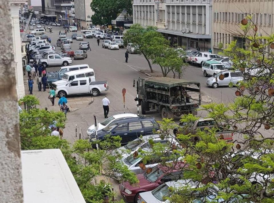 ޒިމްބާބްވޭގެ ވެރިރަށް ހަރާރޭގައި، ސިފައިން ނިކުމެ ބަރު ހަތިޔާރާއެކު އަމަން ބަލަހައްޓަނީ: ޒިމްބާބްވޭގެ އަސްކަރިއްޔާއިން ވަނީ ރައީސް މުގާބޭ އާއި ދެކޮޅަށް ނިކުމެ ބަގާވާތެއް ފަށާފައި