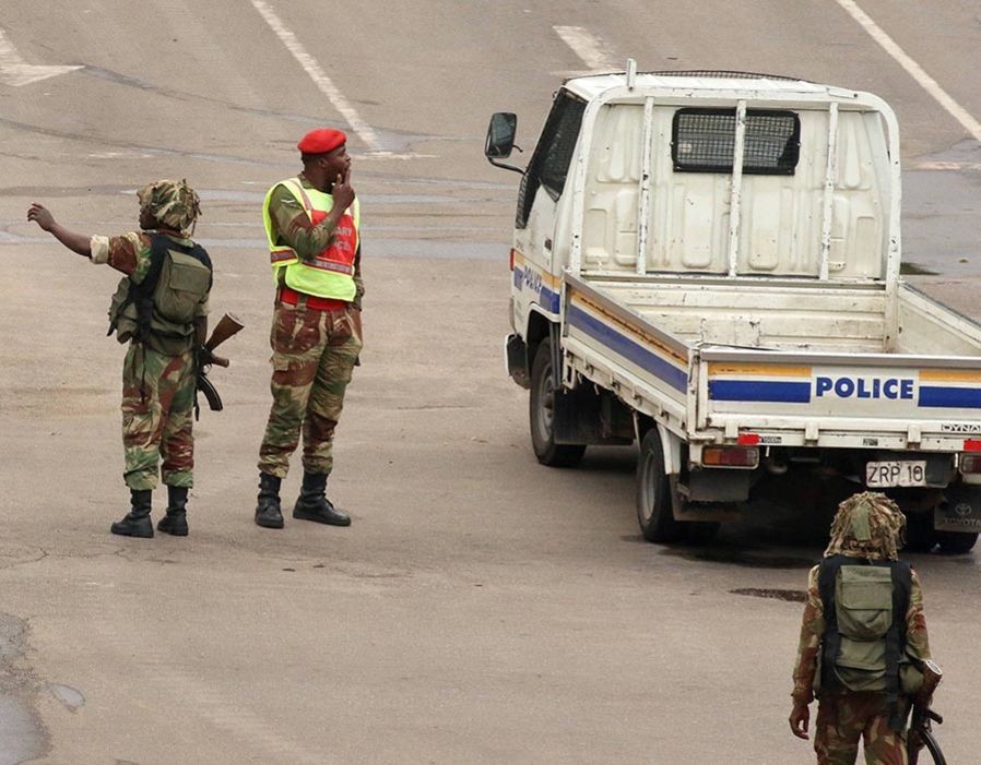 ޒިމްބާބްވޭގެ ވެރިރަށް ހަރާރޭގައި، ސިފައިން ނިކުމެ ބަރު ހަތިޔާރާއެކު އަމަން ބަލަހައްޓަނީ: ޒިމްބާބްވޭގެ އަސްކަރިއްޔާއިން ވަނީ ރައީސް މުގާބޭ އާއި ދެކޮޅަށް ނިކުމެ ބަގާވާތެއް ފަށާފައި