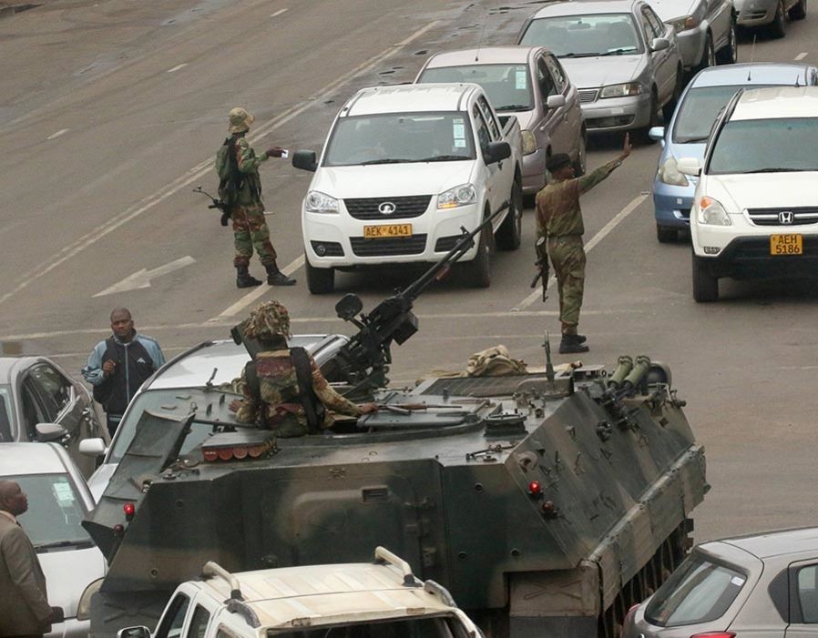 ޒިމްބާބްވޭގެ ވެރިރަށް ހަރާރޭގައި، ސިފައިން ނިކުމެ ބަރު ހަތިޔާރާއެކު އަމަން ބަލަހައްޓަނީ: ޒިމްބާބްވޭގެ އަސްކަރިއްޔާއިން ވަނީ ރައީސް މުގާބޭ އާއި ދެކޮޅަށް ނިކުމެ ބަގާވާތެއް ފަށާފައި