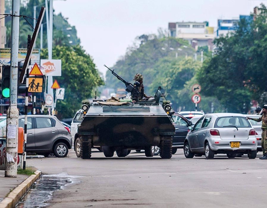 ޒިމްބާބްވޭގެ ވެރިރަށް ހަރާރޭގައި، ޒިމްބާބްވޭގެ ސިފައިން ނިކުމެ ބަރުހަތިޔާރާއިއެކު ޓްރެފިން ބަލަހައްޓަނީ، ޒިމްބާބްވޭގެ އަސްކަރިއްޔާއިން އެ ޤައުމުގެ ރައީސް ރޮބަރޓް މުގާބޭ އާއި ދެކޮޅަށް ތެދުވުމާއިއެކު، މުގާބޭ މަޤާމުން އިސްތިއުފާ ދެއްވަން އުޅުއްވާކަމަށް ދެކުނު އެފްރިކާގެ ނޫސް އެޖެންސީތަކުން ވަނީ މައުލޫމާތު ފަތުރަން ފަށާފައި